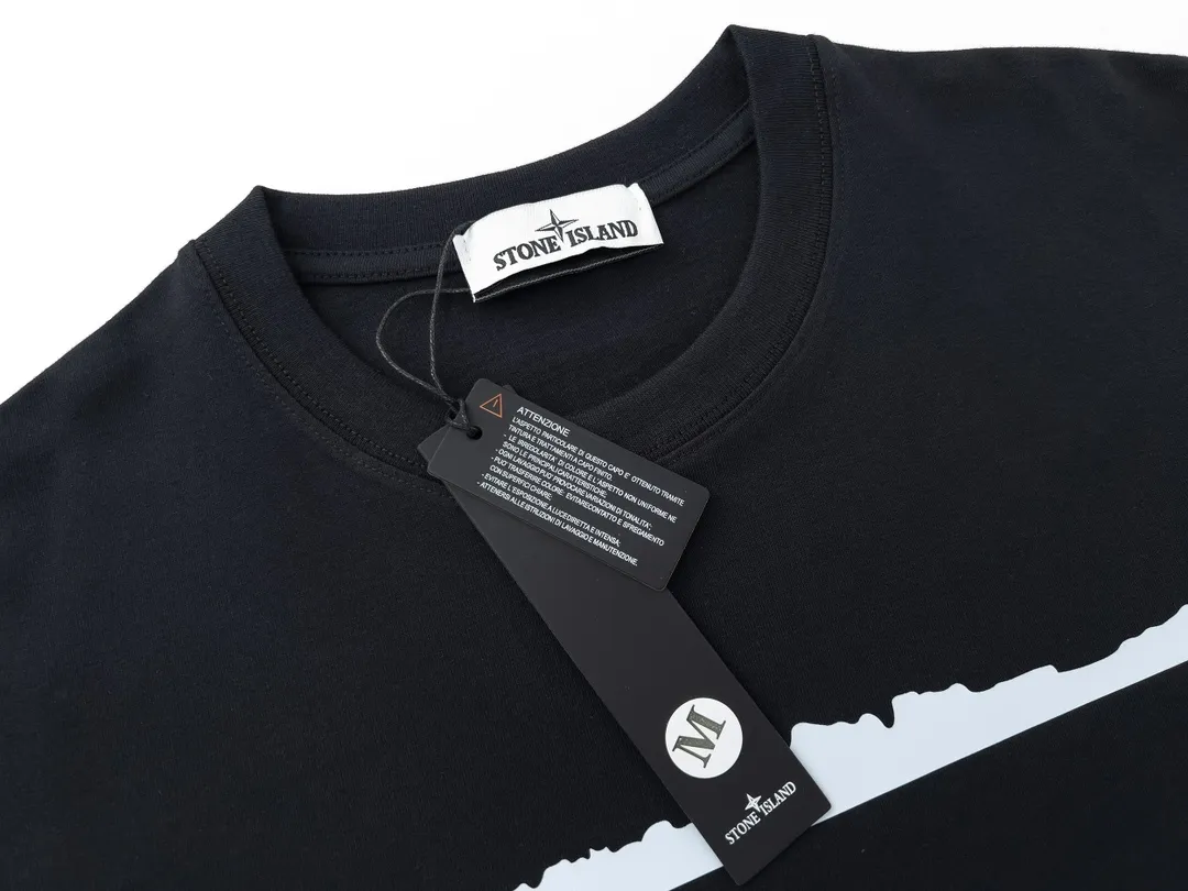 W612#P110💰 [Stone lsland/Stone Island summer new front and back printed short-sleeved T-shirt] ⚠️[Original creation, high control of details] Made of 260 grams of combed cotton, 32-count double yarn - Simple basic versatile style, original quality, the first choice for couples. - Made in a large factory, four needles and five threads on the shoulder, neat alignment, high quality workmanship. - Same style for men and women, very versatile, one piece for each hand, details are clearly visible. Color: black White Size: M L